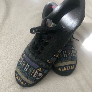 Men’s Size 13 Bucket Feet Shoes